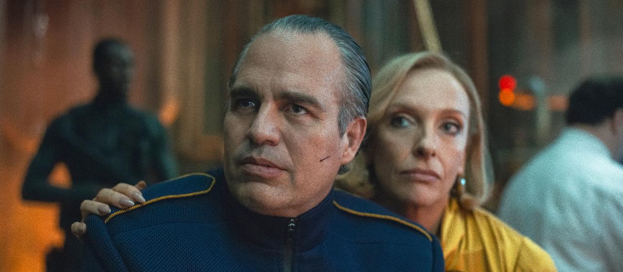 Mark Ruffalo (l) als Kenneth Marshall und Toni Collette als Ylfa in einer Szene des Films "Mickey 17".