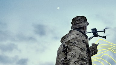 Ein Soldat lässt eine Drohne starten.