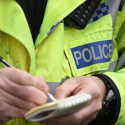 Ein Polizeibeamter macht sich Notizen.