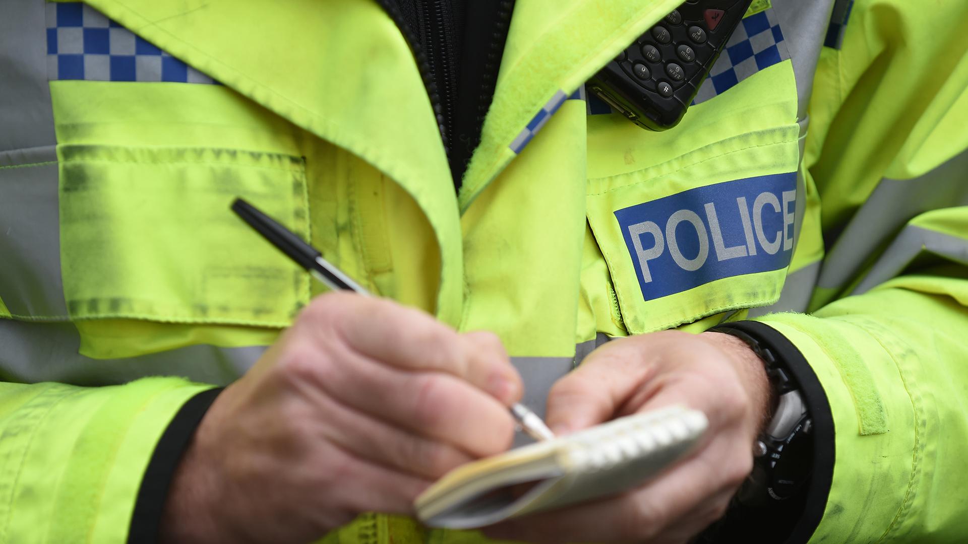Ein Polizeibeamter macht sich Notizen. | dpa