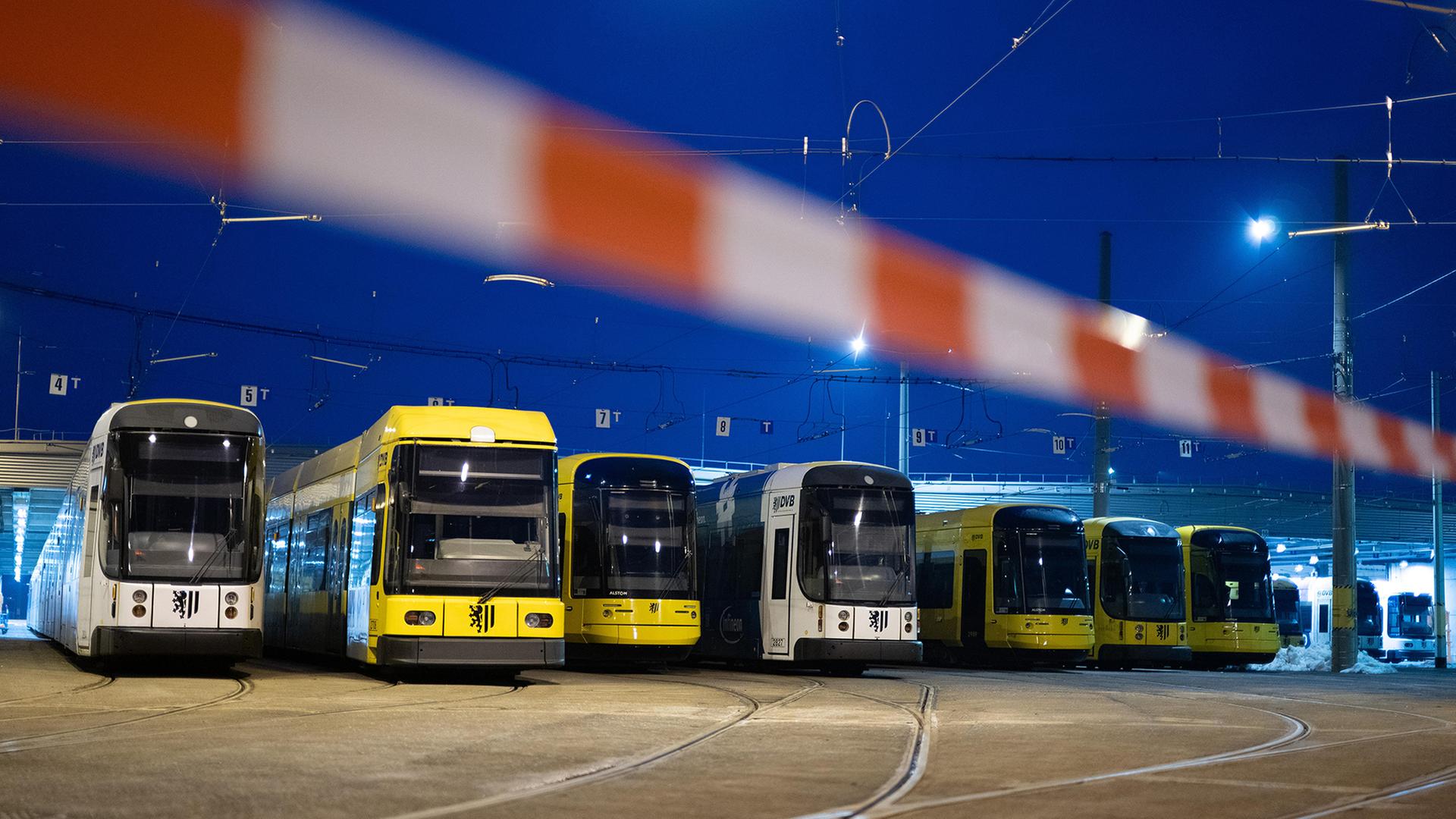 StraÃenbahnen der Dresdner Verkehrsbetriebe (DVB) stehen im Betriebshof Trachenberge hinter einem Absperrband. | dpa