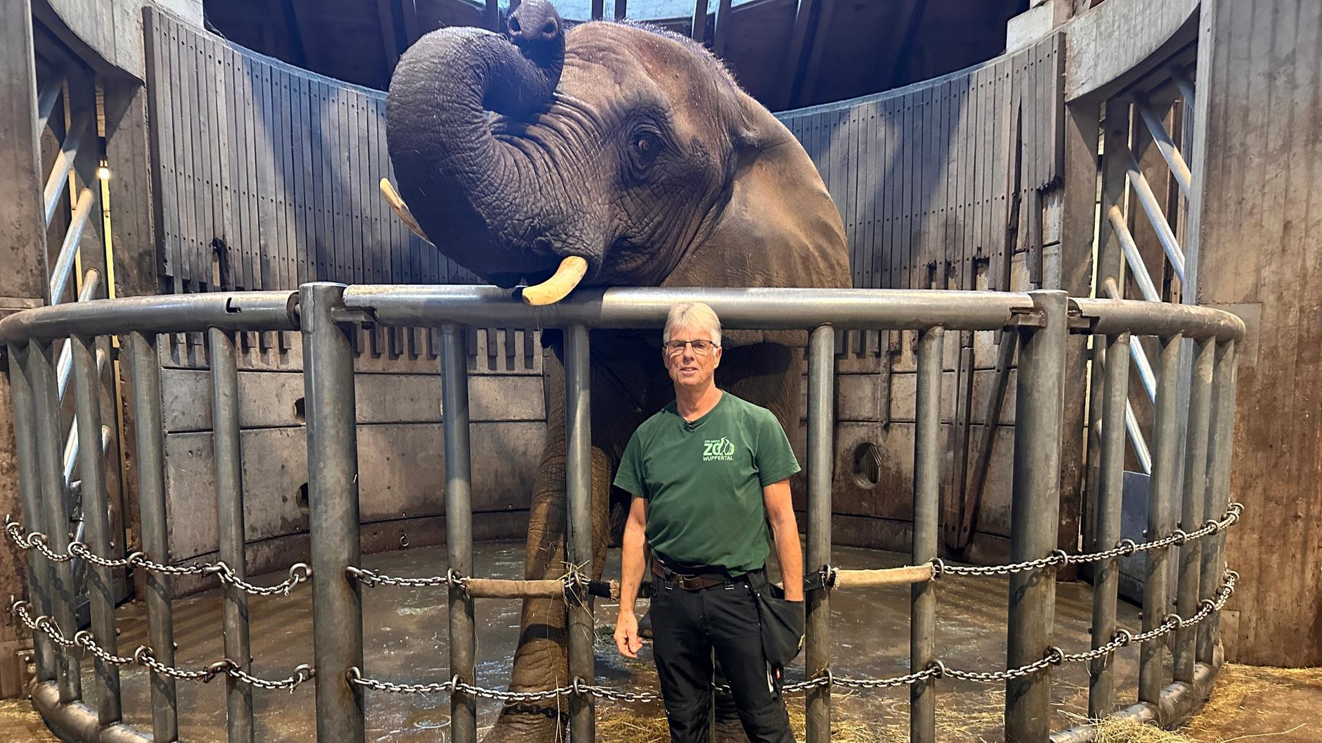 Zuhause im Zoo: Wuppertaler Elefantenpfleger darf trotz Rente bleiben