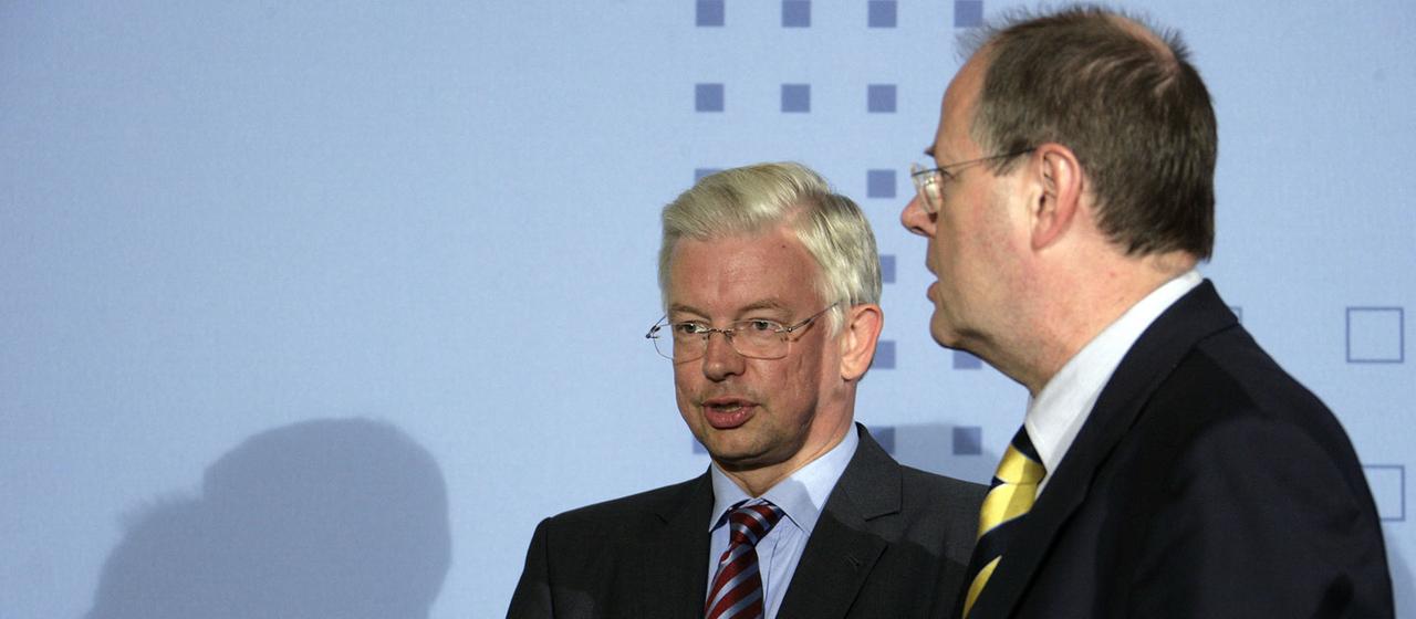 Roland Koch und Peer Steinbrück (Archivbild: 27.08.2007)