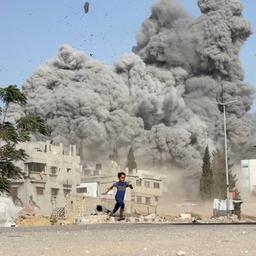 Ein Mädchen rennt vor einem Angriff im Gazastreifen davon.