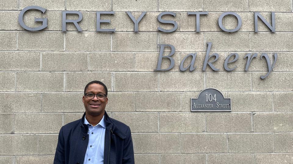 Geschäftsführer Joseph Kenner vor der Greyton Bakery