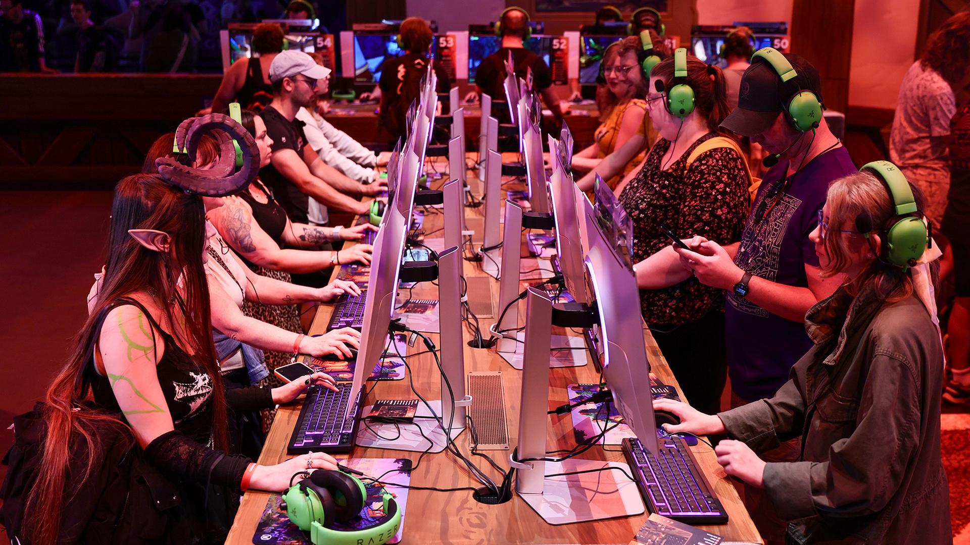 Besuchende spielen Computerspiele auf der Gamescom-Spielemesse in Köln. | EPA