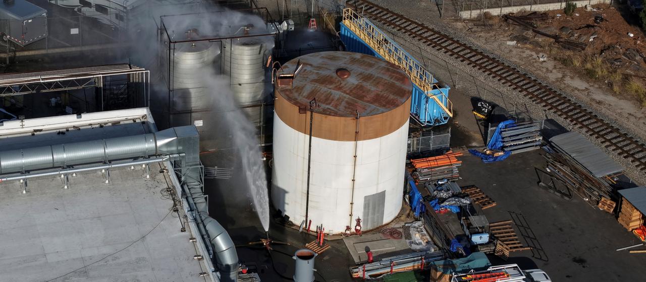 Auf den Chemietank in Garden Grove südöstlich von Los Angeles wird Wasser gesprüht.