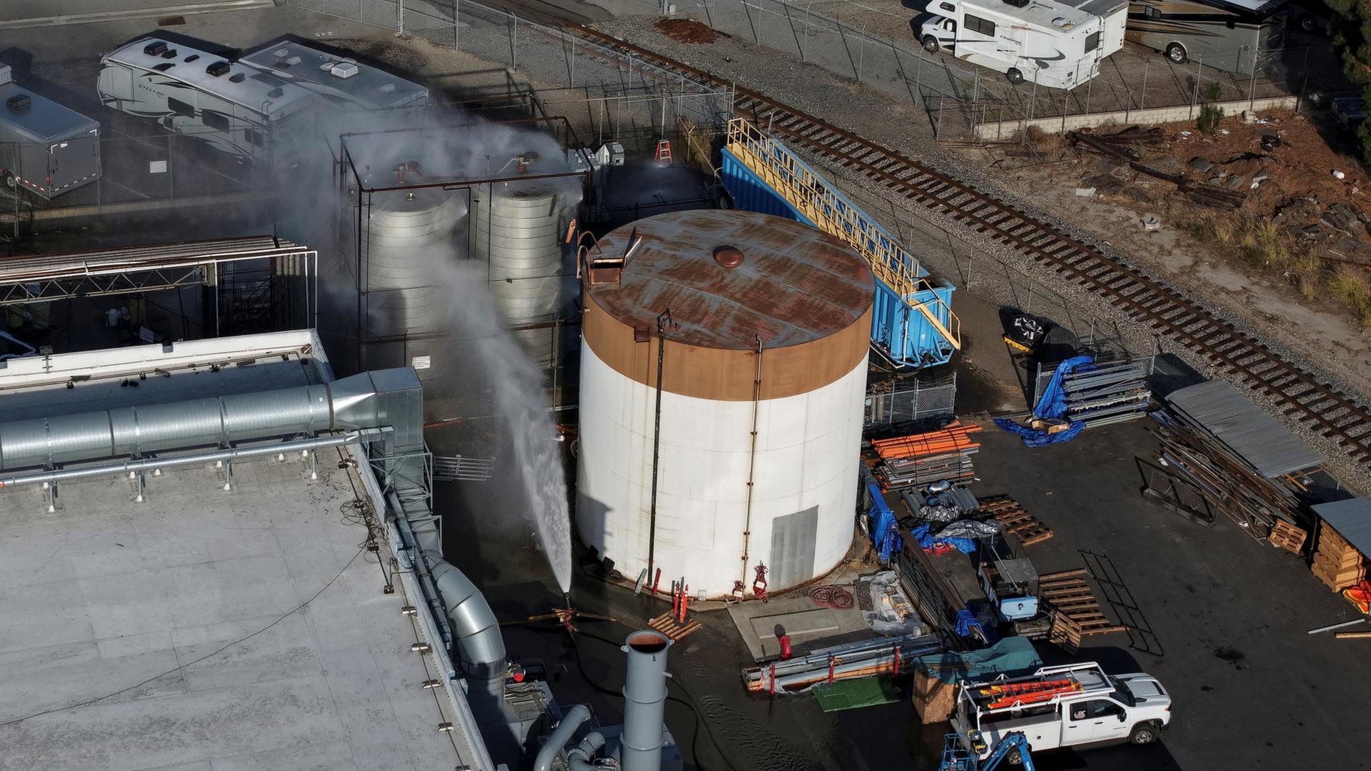Auf den Chemietank in Garden Grove südöstlich von Los Angeles wird Wasser gesprüht. | REUTERS