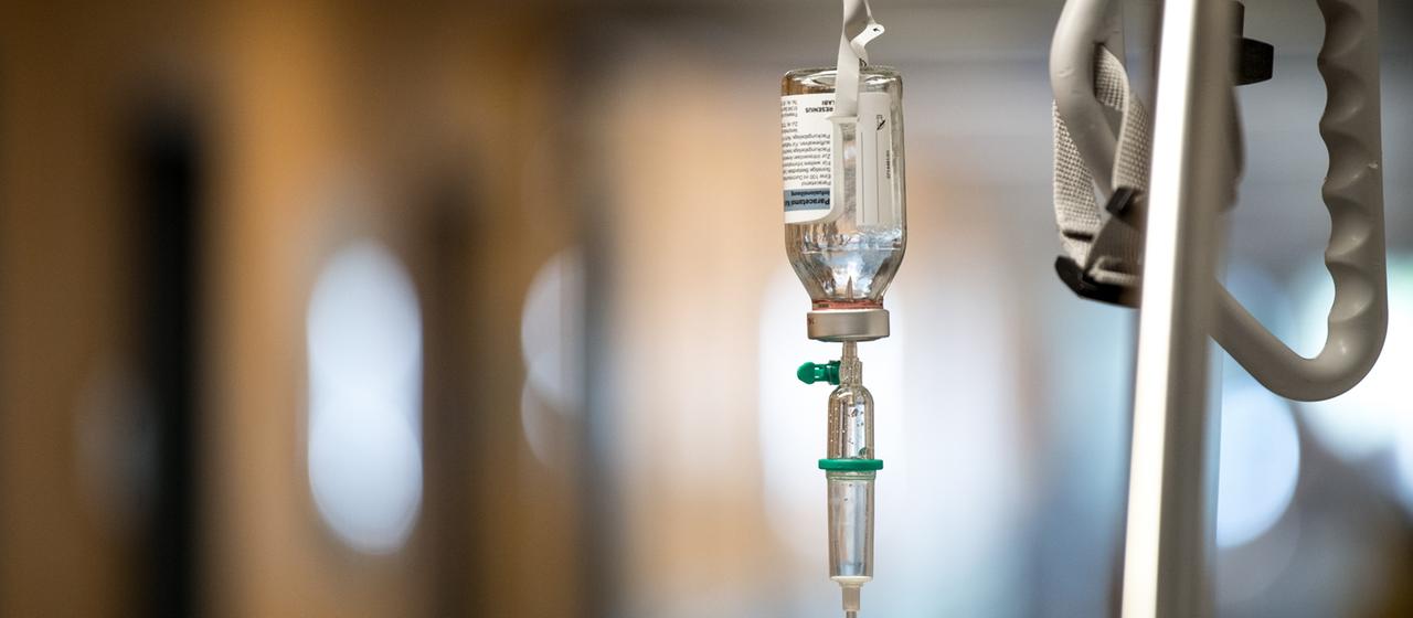 Ein Tropf hängt an einem Krankenhausbett auf dem Flur der Notaufnahme eines Krankenhauses. 