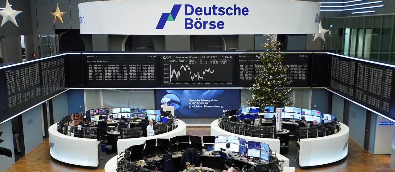 In der Frankfurter Börse steht ein Weihnachtsbaum (Bild vom 19.12.25).