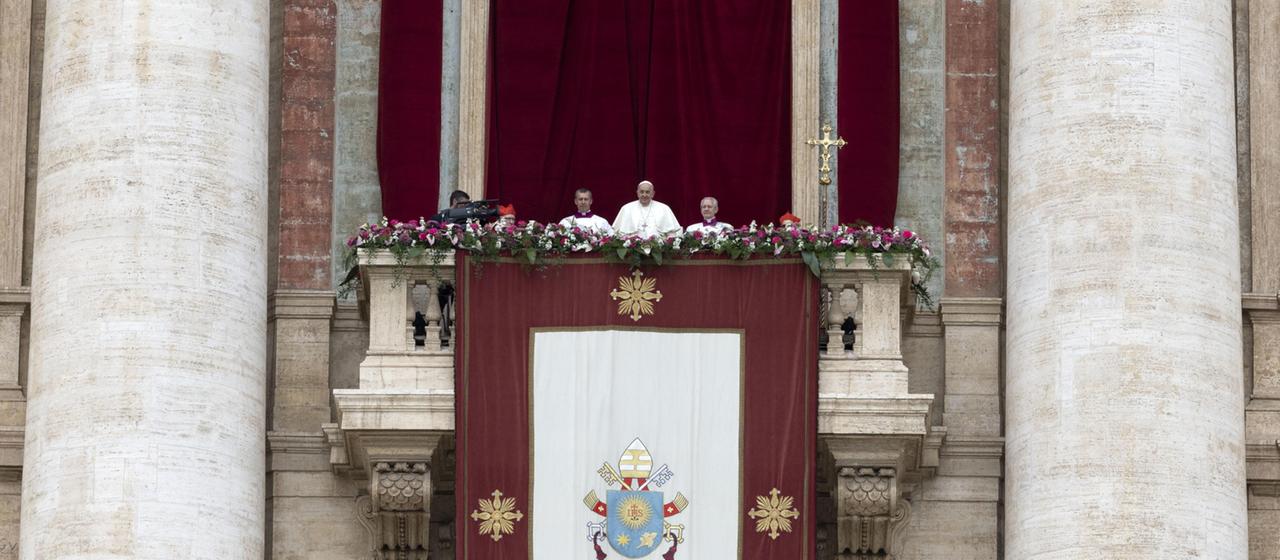 Papst Franziskus auf der Loggia delle Benedizioni im Vatikan.