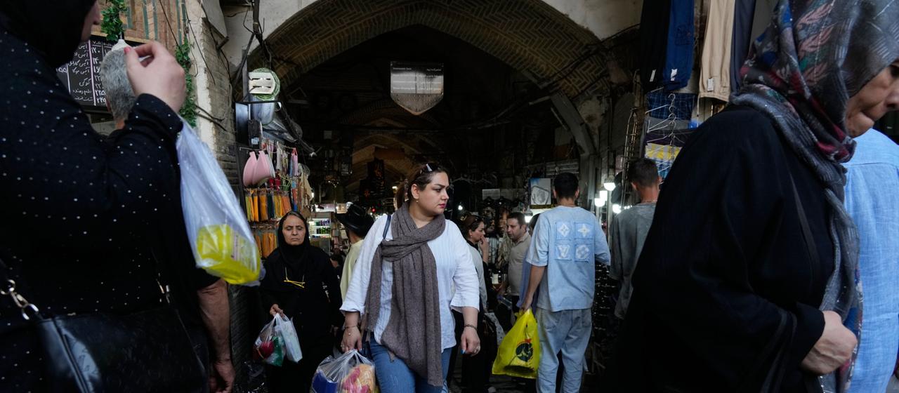 Menschen schlendern durch den traditionellen Hauptbasar in Teheran (Iran).
