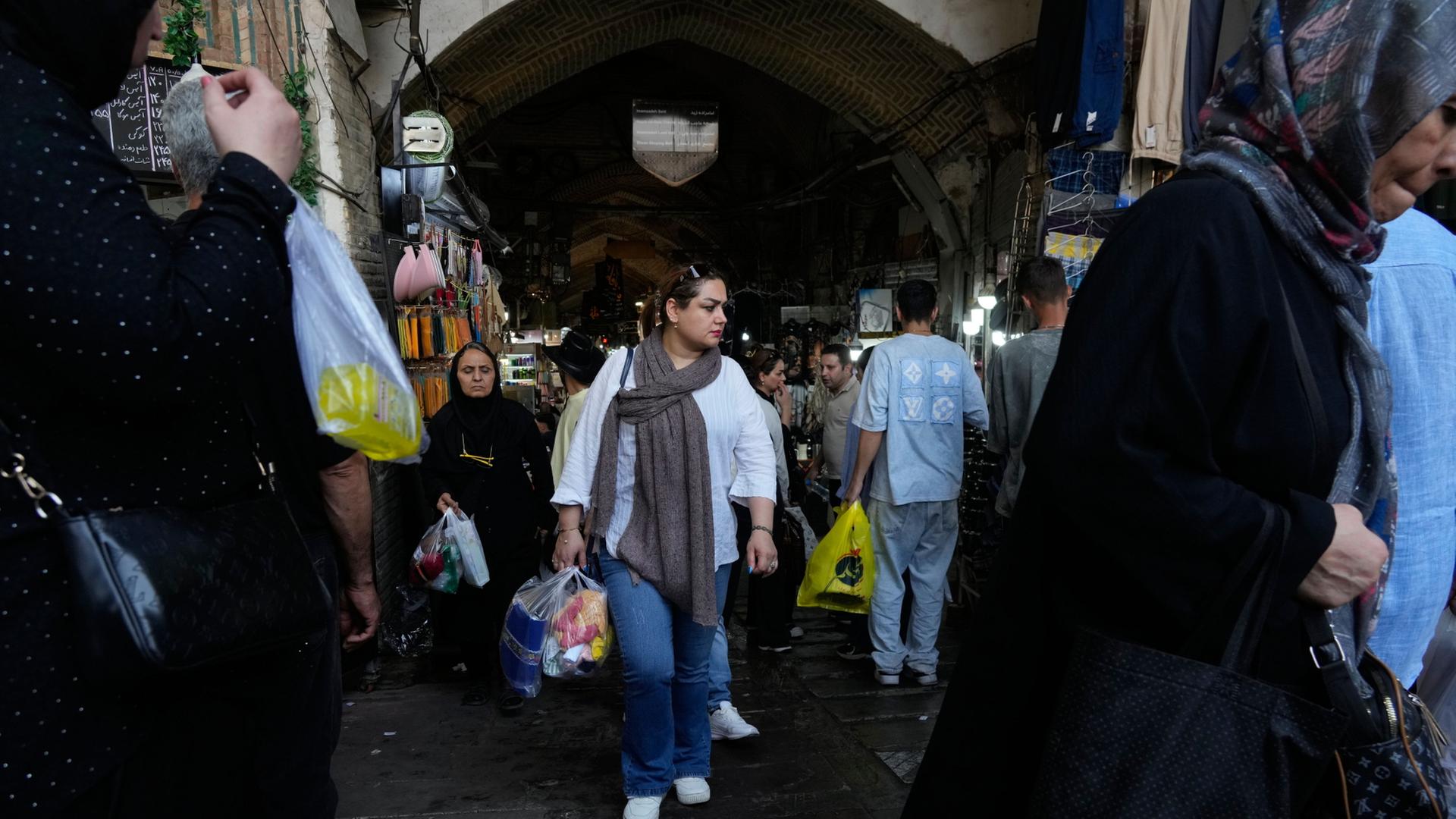 Wie Menschen in Iran unter den wirtschaftlichen Kriegsfolgen leiden