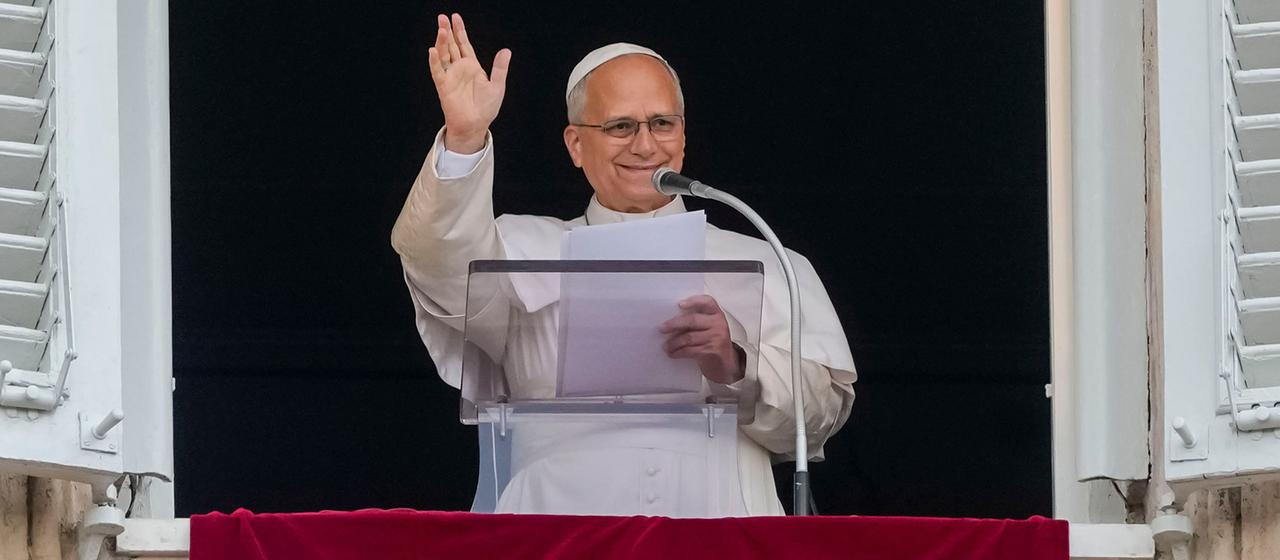 Papst Leo XIV. gibt am Fenster seines Arbeitszimmers nach dem Angelusgebet den traditionellen Mittagssegen.