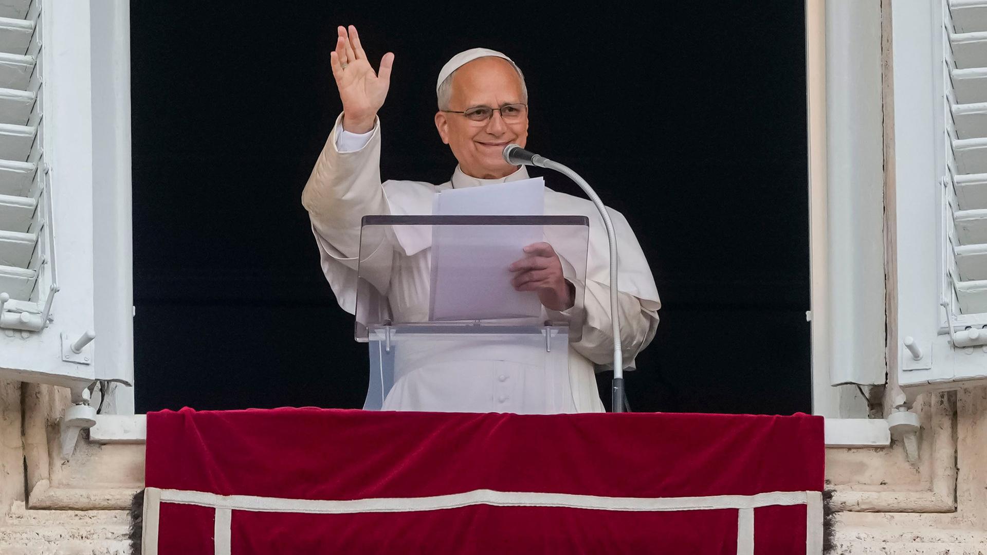 Papst Leo XIV. gibt am Fenster seines Arbeitszimmers nach dem Angelusgebet den traditionellen Mittagssegen. | Alessandra Tarantino/AP/dpa