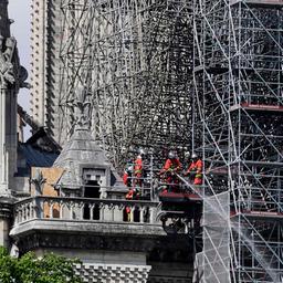 Feuerwehrmänner in der Kathedrale Notre-Dame.