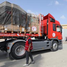 Lastwagen mit Hilfsgütern für den Gazastreifen am Grenzübergang Rafah
