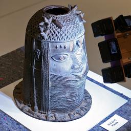 Plastiken der Benin-Bronzen aus der Ausstellung im Humboldt Forum werden gescannt, um sie danach für die Rückgabe nach Nigeria transportfähig zu verpacken.