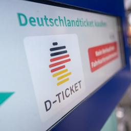 Hinweis auf das Deutschlandticket an einem Fahrkartenautomaten