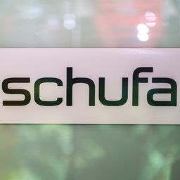 Schufa Logo auf einer Glastür