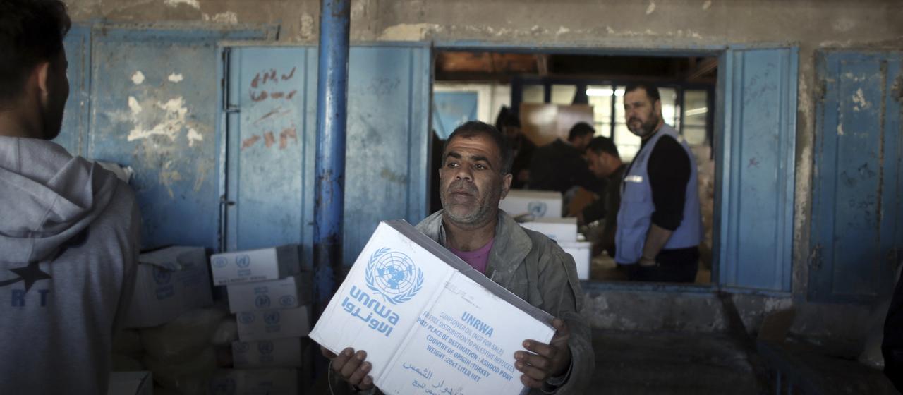 Ein Palästinenser in einem Flüchtlingscamp in Gaza erhält Lebensmittel der UN
