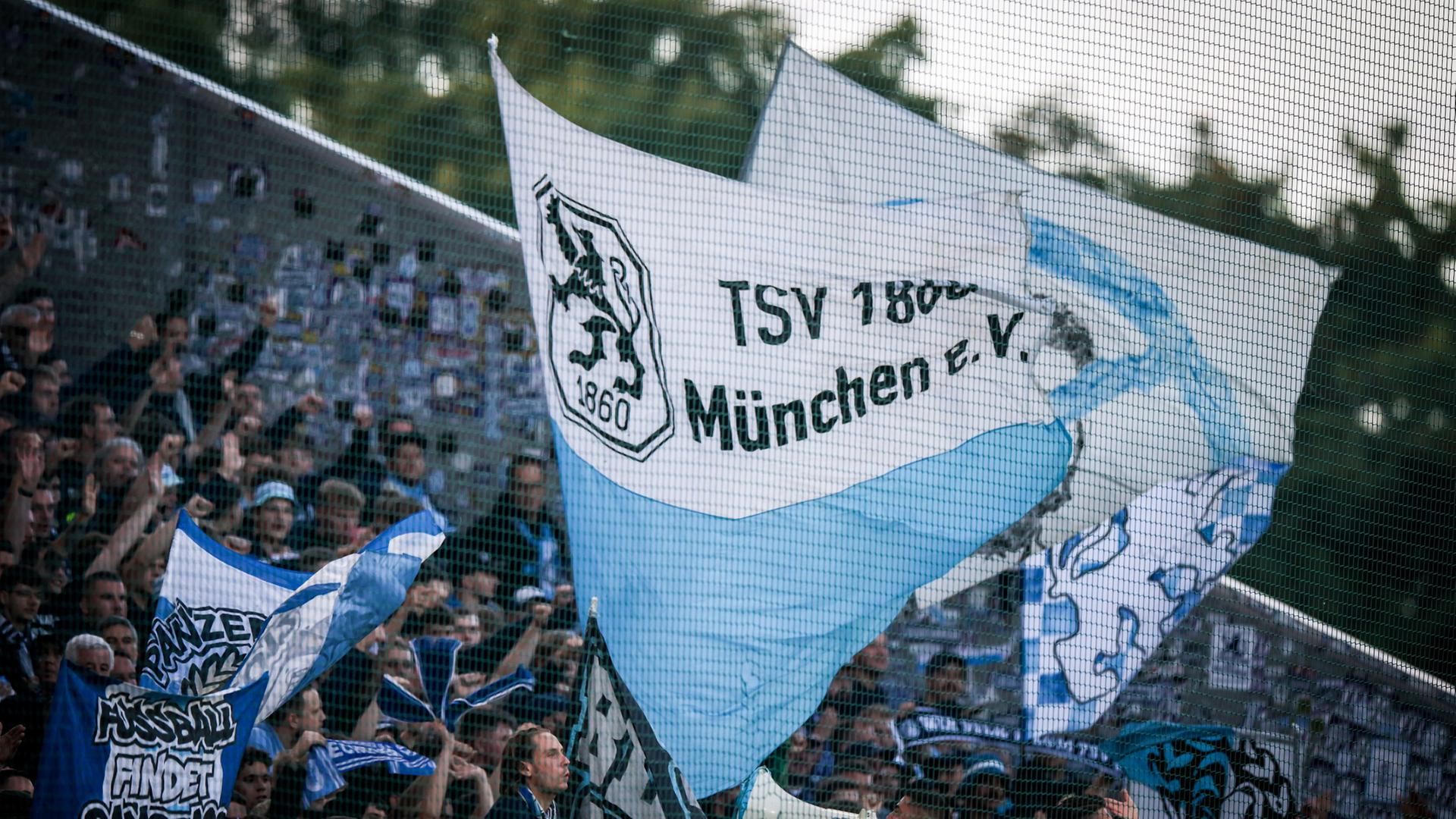 Fans von 1860 MÃ¼nchen schwenken ihre Fahnen im GÃ¤steblock | Christoph Reichwein/dpa