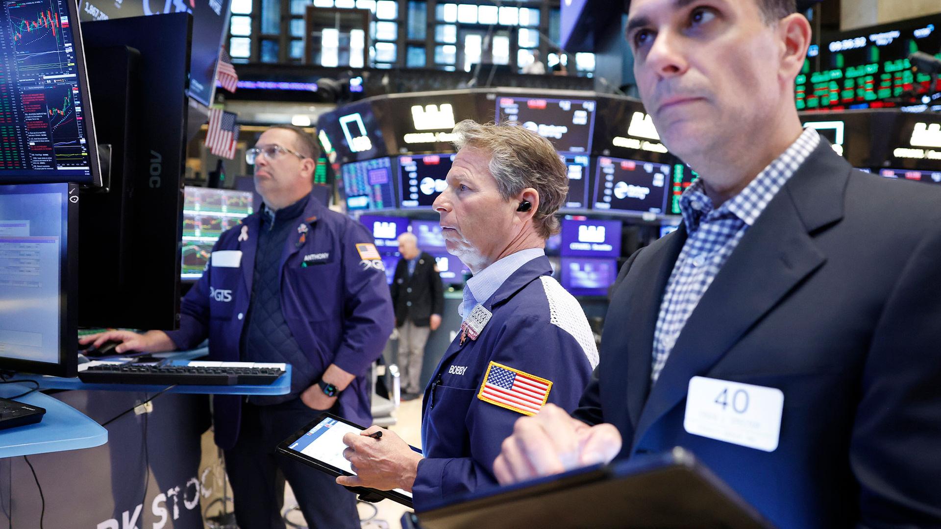 Börsenhändler auf dem Parkett der New Yorker Börse schaut auf einen Monitor. | picture alliance / ASSOCIATED PR