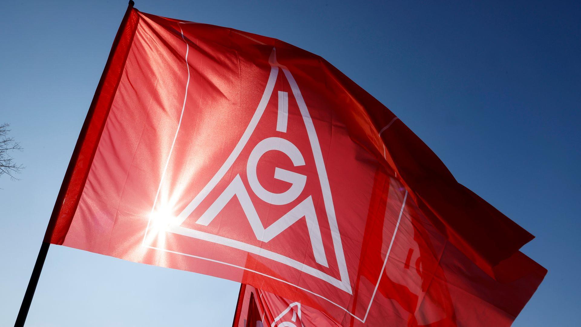 ARCHIV (15.03.2026) Symbolbild IG Metall. Teilnehmer halten Flaggen mit dem Logo der IG Metall hoch. | picture alliance/dpa | Thomas Banneyer