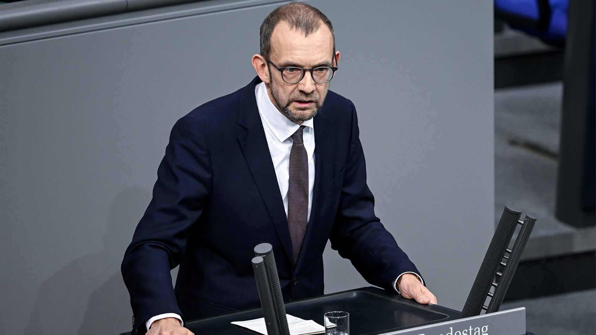 Thomas Röwekamp spricht im Bundestag. | dpa