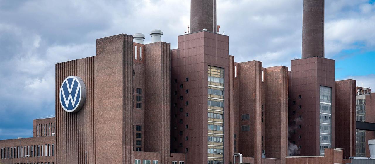 VW-Unternehmenslogo auf dem Heizkraftwerk des Volkswagenwerks, Wolfsburg.