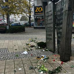 zerstörte Kränze neben der Gedenkstelle