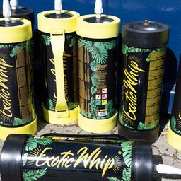 Leere Lachgasbehälter stehen an einer Straße. (Quelle: dpa/Boris Roessler)