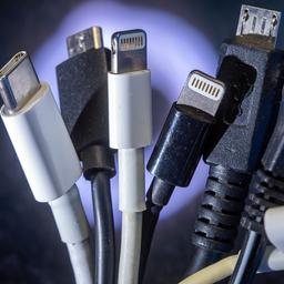 Ladekabel für unterschiedliche Handymodelle.