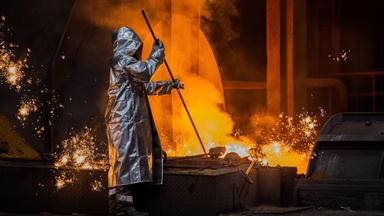 Ein Stahlarbeiter bei Thyssenkrupp in Duisburg
