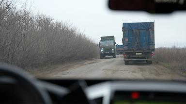 Lkw fahren eine Straße im Donbass entlang.