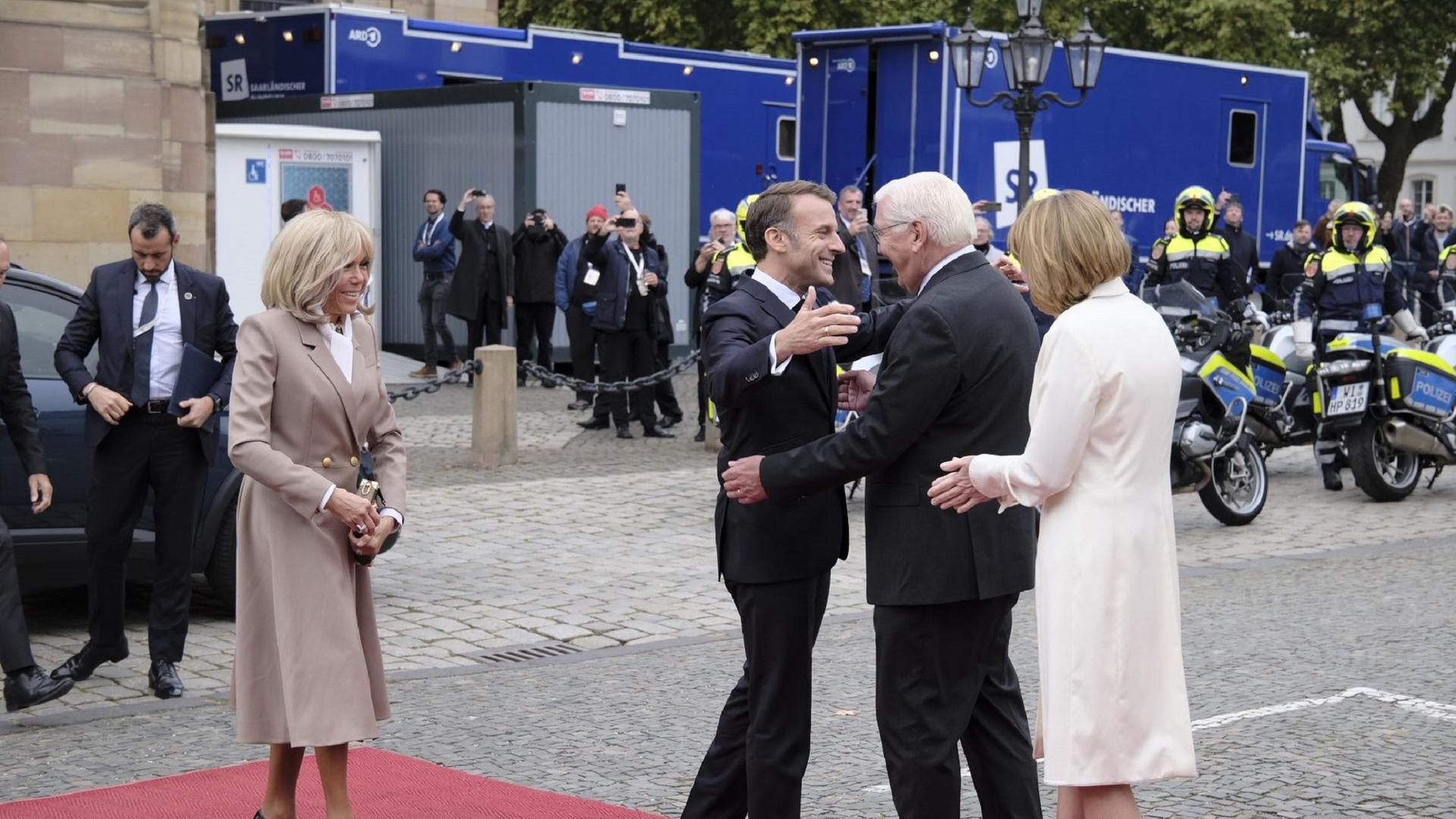 Der französische Präsident Emmanuel Macron trifft in Saarbrücken ein und wird von Frank-Walter Steinmeier begrüßt | Sebastian Knöbber / SR