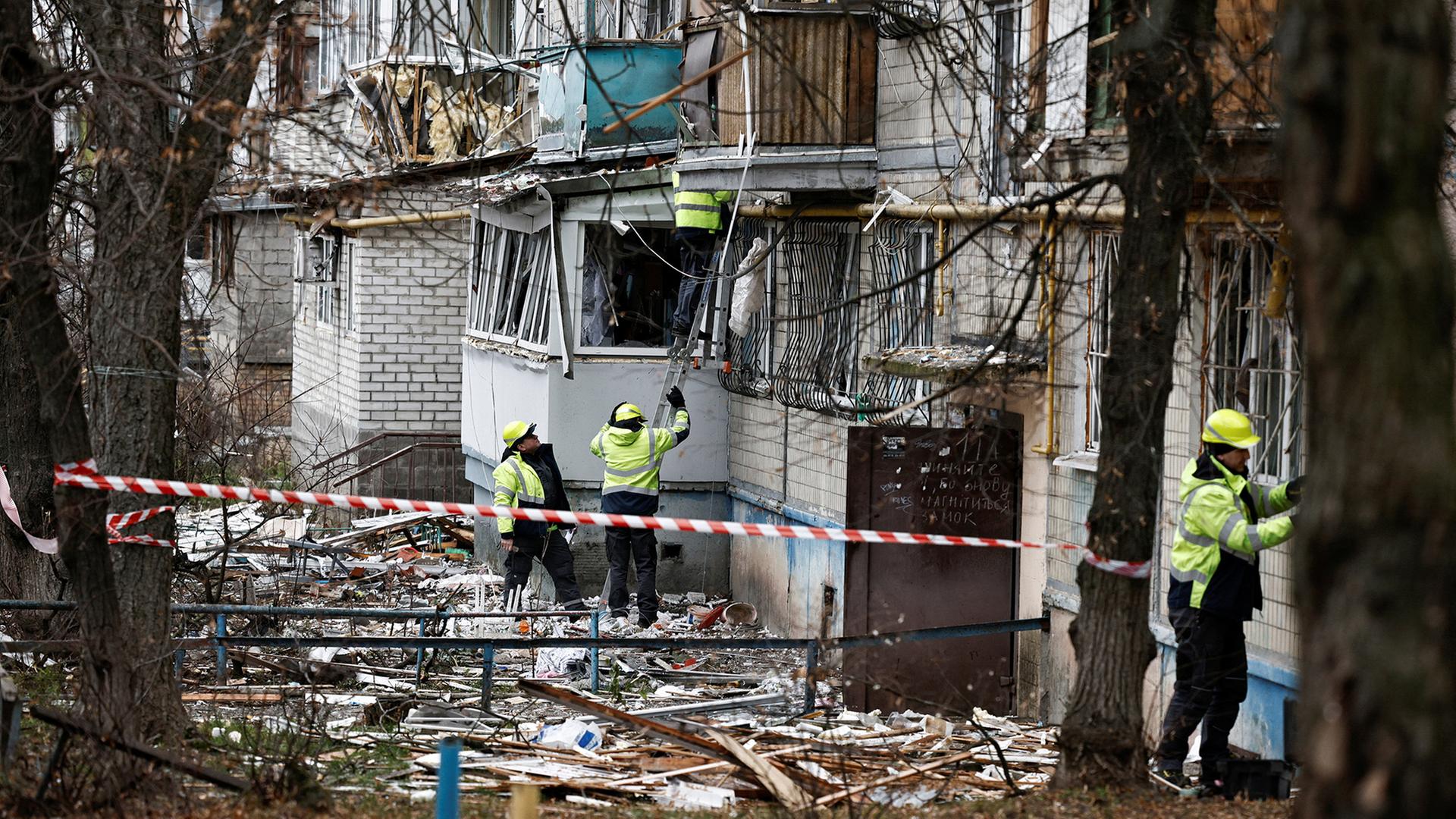 Rettungskräfte arbeiten am Ort eines russischen Drohnenangriffs auf ein Wohnhaus in Kiew. | REUTERS