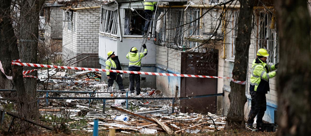 Rettungskräfte arbeiten am Ort eines russischen Drohnenangriffs auf ein Wohnhaus in Kiew.
