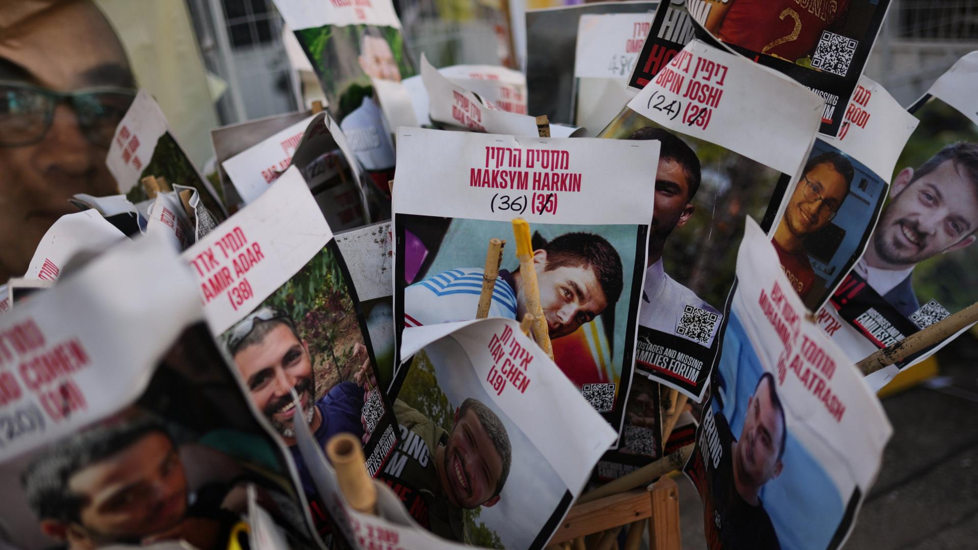 Plakate mit den Fotos von Geiseln, die von der Hamas im Gazastreifen festgehalten werden. | AP