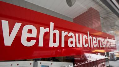 Ein Schild zeigt den Schriftzug "Verbraucherzentrale"