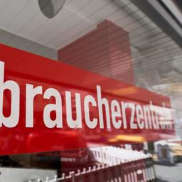 Ein Schild zeigt den Schriftzug "Verbraucherzentrale"