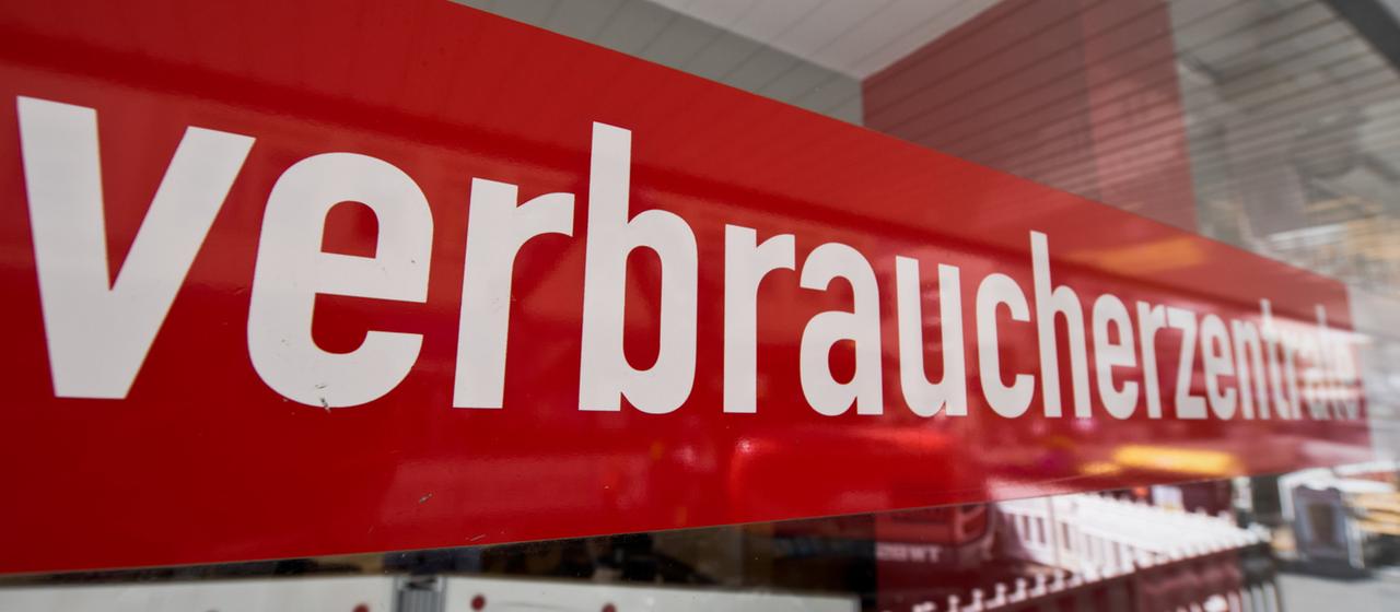 Ein Schild zeigt den Schriftzug "Verbraucherzentrale"