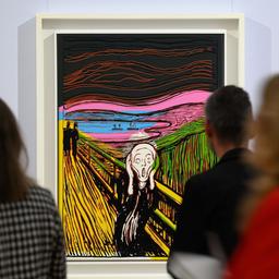 Die Arbeit «The Scream» (nach Munch) von Andy Warhol ist während einer Vorbesichtigung in den Kunstsammlungen Chemnitz zu sehen. Das Museum präsentiert ab 10. August die Ausstellung «Edvard Munch. Angst.» Gezeigt werden rund 140 Gemälde, Grafiken, Fotografien, Skulpturen und Videoinstallationen zu den Themen Angst und Einsamkeit. Dabei treffen Arbeiten von Edvard Munch (1863-1944) auf Positionen anderer Künstler wie Max Klinger, Karl Schmidt-Rottluff, Francisco de Goya, Neo Rauch und Andy Warhol. Munchs bekanntestes Motiv des Schreis ist als Lithografie zu sehen.
