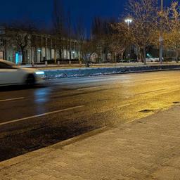 Zwei Autos fahren am frühen Morgen des 28.12.2025 die Masurenallee in Berlin-Charlottenburg entlang, bei Temperaturen um den Gefrierpunkt sind die Straßen glatt (Quelle: rbb / Schneider).