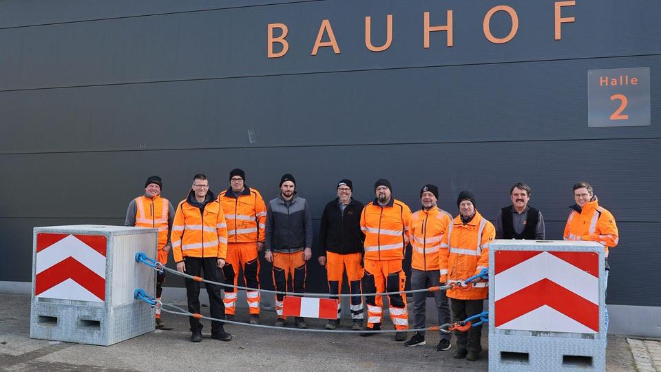 Samodzielnie zbudowane bariery dostępu: Pracownicy placu budowy w Wangen im Allgäu z dumą prezentują swoją konstrukcję ochronną przed bandytami.