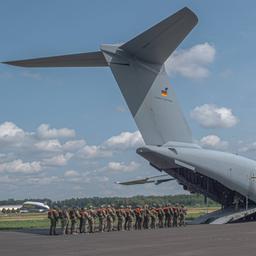 Deutsche Fallschirmjäger beim Einsteigen in einen Airbus A400M.