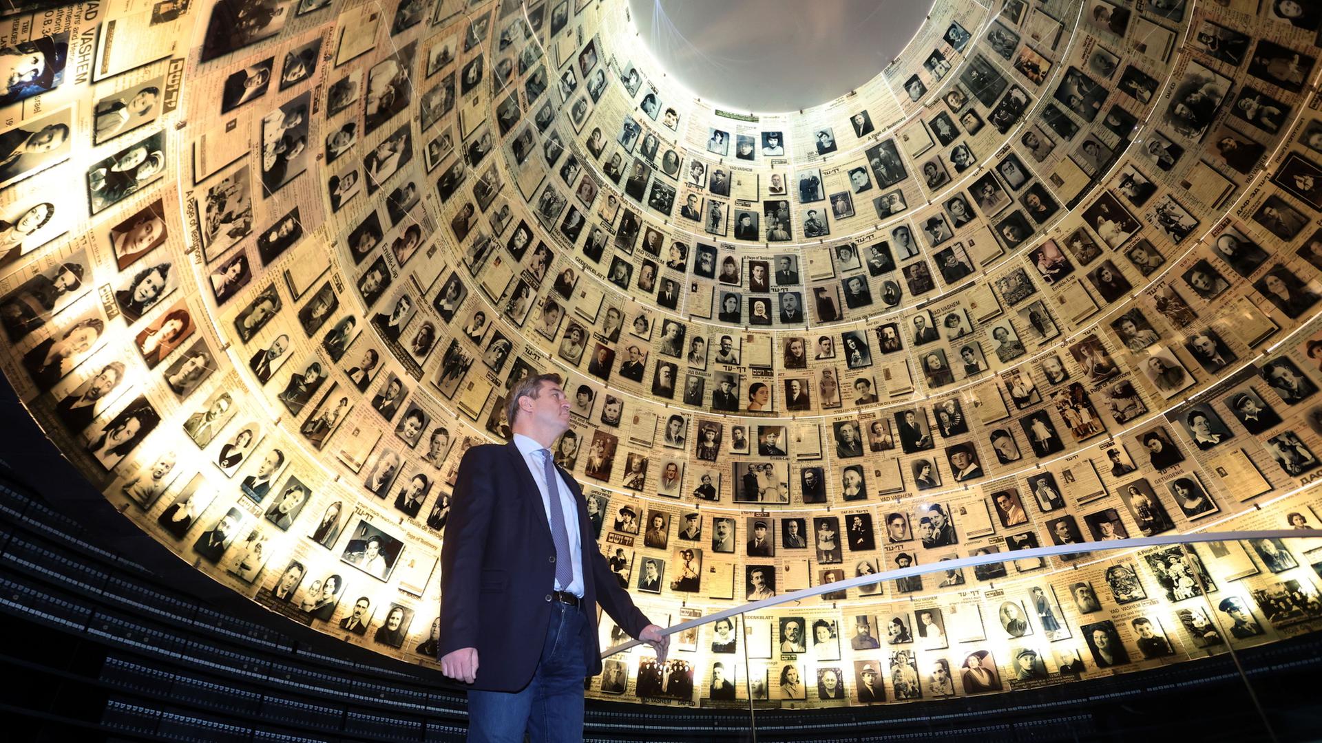 Markus Söder blickt in die Halle der Namen in der Holocaust-Gedenkstätte Yad Vashem.  | Karl-Josef Hildenbrand/dpa