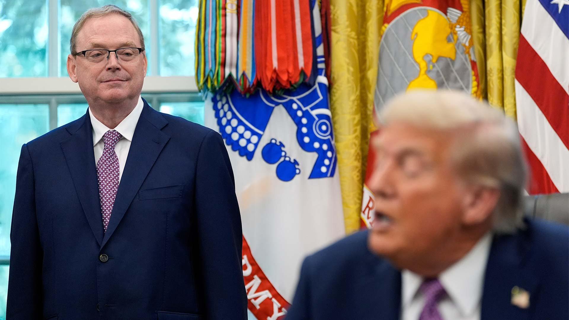Kevin Hassett und Donald Trump im Oval Office. | picture alliance / ASSOCIATED PR