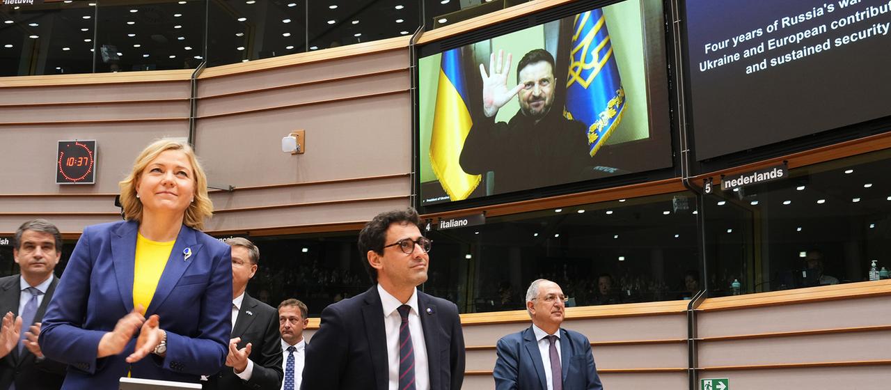 Eine Videobild von Wolodymyr Selenskyj im Europäischen Parlament in Brüssel