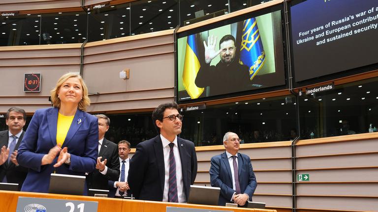 Eine Videobild von Wolodymyr Selenskyj im Europäischen Parlament in Brüssel